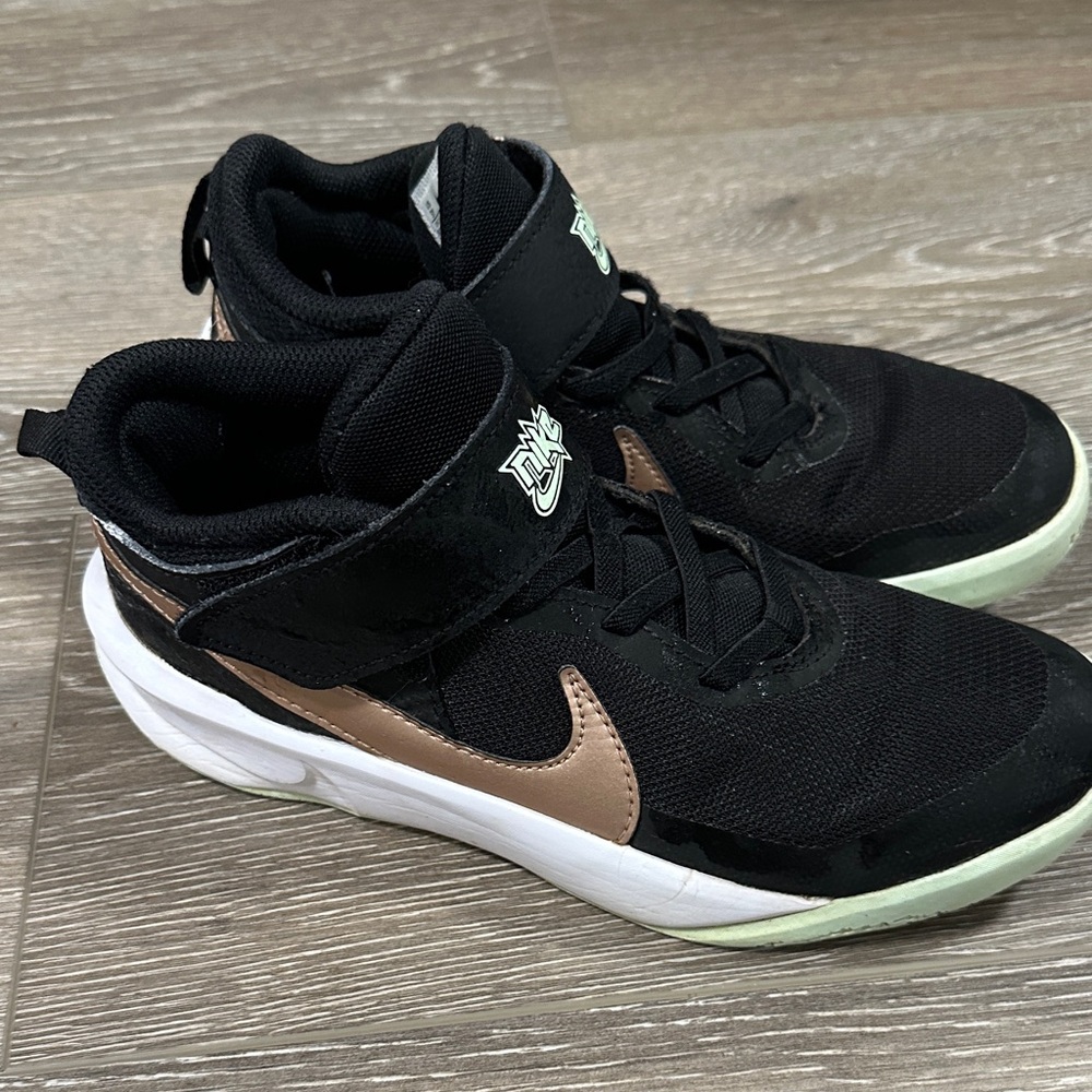 Nike Kids Black and rose gold Sneakers